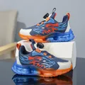 Detail van jongens sportschoenen met blauw en oranje vlammenontwerp en draaisluiting - 28 / Waterdicht Lederen Stijl (238) / Zwart, Donkerblauw en Oranje