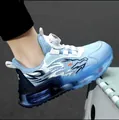 Dettaglio di scarpe sportive blu per bambini con chiusura a rotella e tessuto mesh - 28 / Stile Doppia Mesh Primavera Autunno / Blu Luna