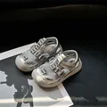 Zilveren gesloten babysandalen met zachte zool en klittenbandsluiting voor peuters en kids. - Zilver