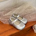 Detailansicht silberner Mary Jane Prinzessinnenschuhe für Mädchen auf Holzoberfläche - Größe 23 (Innenlänge 14,5 cm, Fußlänge 13,5-14 cm) / Silber