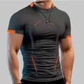 Λεπτομερής προβολή ανδρικού αθλητικού T-shirt με πορτοκαλί τυπωμένες λεπτομέρειες - σκούρο γκρι