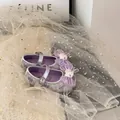 Primer plano de zapatos de princesa con purpurina plateada para bebé y lazo lila. - Talla 22 Longitud Interior 14.5cm para Pie 13.5-14cm / Púrpura