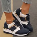 Λεπτομερής προβολή μπλε και λευκών sneakers με πλατφόρμα και χρυσές λεπτομέρειες - 37 / Σκούρο μπλε