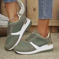 Detailansicht der olivgrünen Damen-Sneaker mit Keilabsatz und goldenen Akzenten am Fuß - 37 / Armeegrün