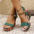 Primer plano de sandalias de cuña bohemias con tira verde y plataforma de flores - Verde