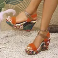 Sandalias de cuña con plataforma y motivo étnico, ante naranja y tira al tobillo - Rojo Anaranjado