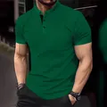 Vista detallada de un polo verde oscuro de corte ajustado para hombre con cuello Henley - Verde Oscuro