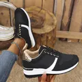 Detailansicht der schwarzen Damen-Plateau-Sneaker mit goldenem Absatz und weißem Akzent. - 37 / Schwarz