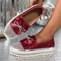 Dettaglio dei mocassini platform con glitter rossi e fiocco di strass luccicanti - 35 / Rosso