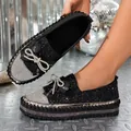 Vista dettagliata dei mocassini platform glitter neri con fiocco in strass lucidi - 35 / Nero