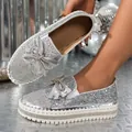 Vista dettagliata di mocassini glitter argento con fiocco di strass e suola platform - 35 / Argento