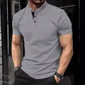 Polo de hombre gris de manga corta de corte ajustado con cuello henley con botones - Gris