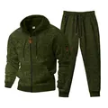 Detalle de la textura de forro polar catiónico verde oliva en el chándal para hombre - Verde Militar