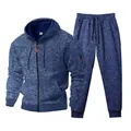 Detalle de chándal de felpa azul con chaqueta con capucha y pantalones deportivos - Azul