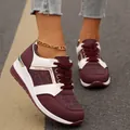 Κοντινό πλάνο γυναικείων sneakers με πλατφόρμα σε μπορντό και λευκό χρώμα στο δρόμο - 37 / Μπορντό