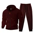 Vista detallada del conjunto de sudadera con capucha y pantalón granate para hombre - S / Top Y Pantalón / Burdeos