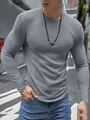 Nahaufnahme von grauem Waffelstrick-Langarm-Slim-Fit-Sport-T-Shirt für Herren im Freien - Hellgrau