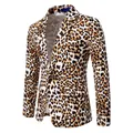 Detailweergave van een stijlvolle herenblazer met luipaardprint en reverskraag. - S / Tops / Geel