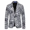 Detailopname van een herenblazer met een opvallende zwart-witte luipaardprint, slim fit - S / Tops / Zwart