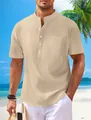 Detailaufnahme eines beigefarbenen Herren-Henley-Hemds aus Baumwollleinen mit Stehkragen - Khaki