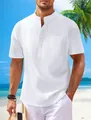 Detailansicht eines weißen Baumwoll-Leinen-Herren-Henleyshirts mit Stehkragen am Strand - Weiß