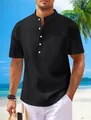 Detailansicht eines lässigen schwarzen Baumwoll-Leinen-Henley-Hemdes für Herren am Strand - Schwarz