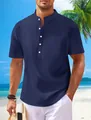 Detailansicht eines dunkelblauen Henley-Hemdes aus Baumwollleinen mit Stehkragen - Marineblau
