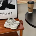 Detail van grijze ademende mesh loopschoenen voor peuters op een houten bankje - Beige