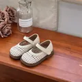 Vista detallada de zapatos Mary Jane trenzados beige para niñas pequeñas sobre madera - Talla 25 Longitud Interior 16cm para Pie 15-15.5cm / Beige