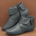 Detailansicht graue PU-Leder Stiefeletten mit Reißverschluss und runder Kappe - 35 / Grau