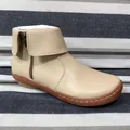 Detailansicht der beigen Kunstleder-Stiefeletten mit Reißverschluss und Falzkragen - 35 / Gebrochenes Weiß
