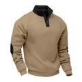 Detailweergave van een khaki sweatshirt met halve rits en zwarte opstaande kraag - camel