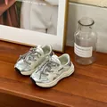 Elegantes zapatillas de malla plateadas y blancas para niños pequeños en un entorno acogedor - Talla 23 (Interior 14.5cm) / Plateado