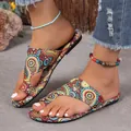 Nahaufnahme von flachen Zehentrenner-Sandalen mit buntem Bohemian-Ethno-Muster - 36 / Rot
