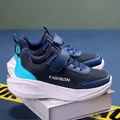 Gros plan de baskets de sport bleu foncé pour garçons avec bande velcro et semelle - Bleu