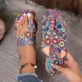 Sandali bassi bohémien con stampa floreale e passante per l'alluce in stile etnico. - 36 / Floreale Blu