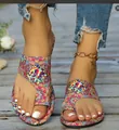 Sandali bassi in stile bohémien con stampa etnica colorata e passante per l'alluce - 38 / Arcobaleno