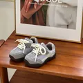 Vista detallada de zapatillas de malla gris transpirable para niños pequeños con diseño German Trainer - Púrpura