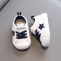 Witte kunstleren peutersneakers met donkerblauwe ster en zachte rubberen antislipzolen - Donkerblauw