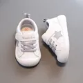 Peuter witte leren sneakers met een zachte antislipzool en grijs sterpatroon - Grijs