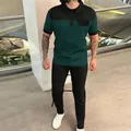 Vollansicht des Herren-Sets aus dunkelgrünem Waffelstrick-Polo und schwarzer Hose - S / Oberteil Und Unterteil / Grün
