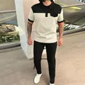 Detailansicht des Herren Waffelstrick Polo-Sets mit Farblock-Design in Beige und Schwarz - S / Oberteil Und Unterteil / Khaki