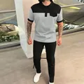 Detailansicht des grauen und schwarzen Waffelstrick-Poloshirts und der Hose für Herren - S / Oberteil Und Unterteil / Grau