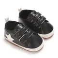 Dettaglio di scarpe da ginnastica nere per neonati con stella bianca e doppio velcro - Nero
