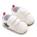 Vista dettagliata delle scarpe primi passi bianche per neonati con chiusura a strappo e stella - Bianco