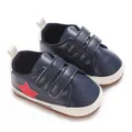 Primo piano di scarpe da camminata per neonati blu navy con stella rossa e velcro regolabile - Blu scuro