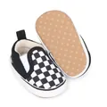 Detalle de zapatos de lona para bebé con patrón de cuadros blancos y negros y suela blanda - Negro