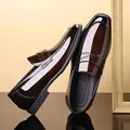 Mocasines elegantes de charol marrón oscuro para hombre con acabado brillante para bodas - 38 / Marrón (592-2)
