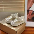 Primer plano de zapatillas transpirables de malla para bebés en beige y rosa - Rosa