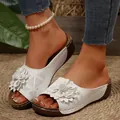 Vista detallada de sandalias con cuña blancas con elegantes flores 3D y calados - 36 / Blanco